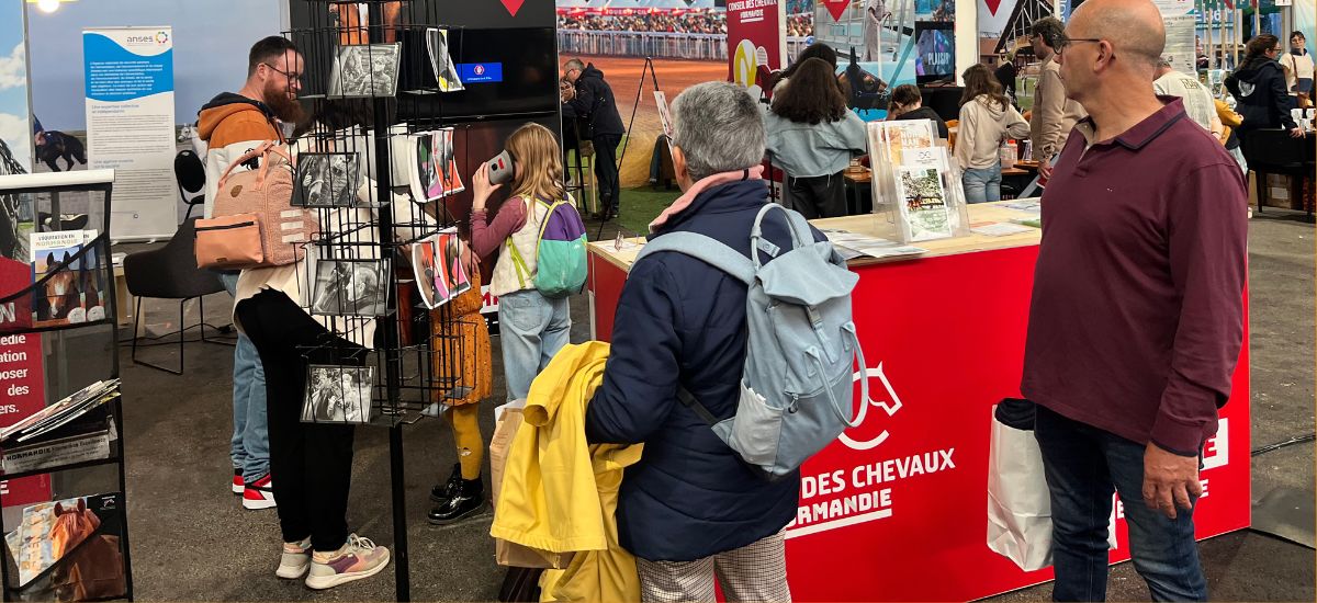 Visiteurs sur le stand Normandie écurie monde du conseil des chevaux de normandie au fêno 2024