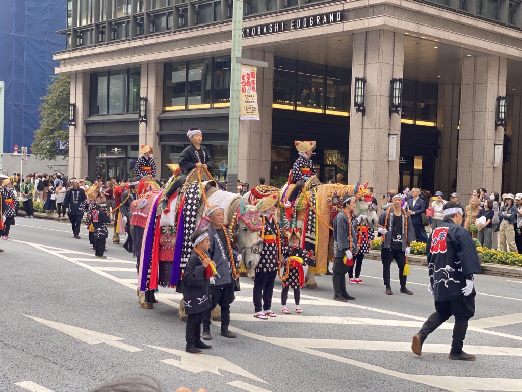 festival traditionnel de Tokyo, chevaux défilent dans les rues de tokyo accompagnés de japonais portant des costumes traditionnels